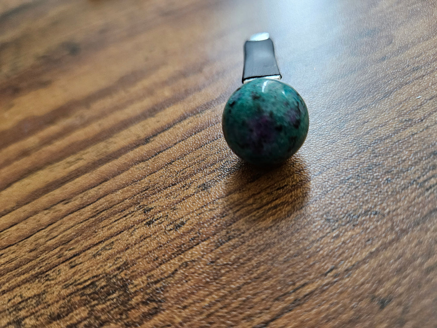 RETURN TO SELF globe Crystal Vent Clips (Ruby in Zoisite)