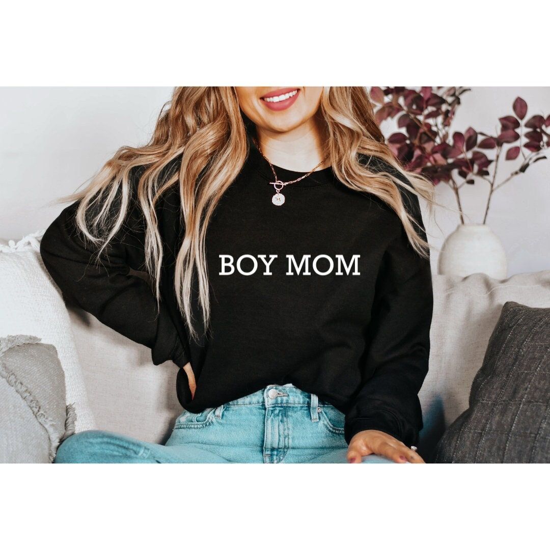 BOY MOM basic text black crewneck sweater